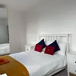 Modern & Spacious Penthouse In North London