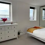 Modern & Spacious Penthouse In North London